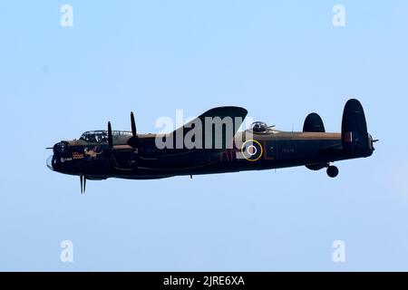 Eastbourne, East Sussex, Großbritannien. Mit dem Battle of Britain Memorial Flight mit der Avro Lancaster auf der Eastbourne Airshow 2022, Airbourne, mit Flugzeugvorführung und Flybys vom Eastbourne Beach aus. 18.. August 2022 Stockfoto