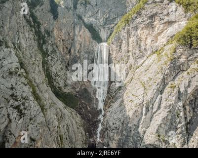 Der berühmte slowenische Wasserfall Boka in den Julischen Alpen im Triglav Nationalpark. Eines der höchsten in Slowenien. Schlagen Sie Boka. Stockfoto