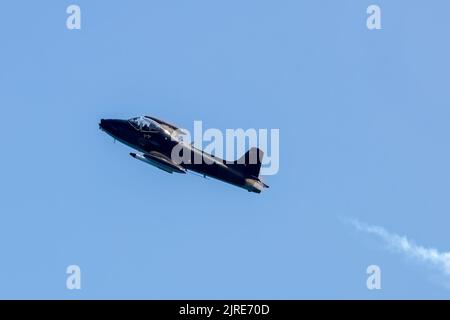 Eastbourne, East Sussex, Großbritannien. Mit dem G-RSAF Strikemaster, der auf der Eastbourne Airshow 2022, Airbourne, mit Flugzeugvorstellung und Flybys vom Eastbourne Beach aus gesehen wird. 18.. August 2022 Stockfoto