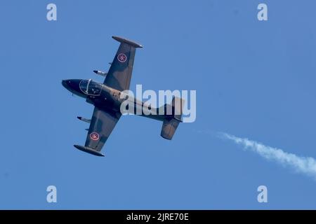 Eastbourne, East Sussex, Großbritannien. Mit dem G-RSAF Strikemaster, der auf der Eastbourne Airshow 2022, Airbourne, mit Flugzeugvorstellung und Flybys vom Eastbourne Beach aus gesehen wird. 18.. August 2022 Stockfoto