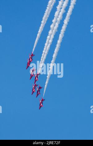 Eastbourne, East Sussex, Großbritannien. Mit dem RAF Red Arrows Display-Team, das auf der Eastbourne Airshow 2022, Airbourne, mit Flugzeugvorstellung und Flybys vom Eastbourne Beach aus zu sehen ist. 18.. August 2022 Stockfoto