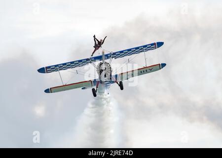 Eastbourne, East Sussex, Großbritannien. Mit den Aerosuperbatics Wingwalkersat wird die jährliche Eastbourne Airshow vom Strand in Eastbourne aus gesehen. 18.. August 2022. Credit David Smith/Alamy Live News Stockfoto