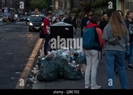 Edinburgh, Großbritannien. 23. August 2022. In der gesamten Hauptstadt Edinburgh stapeln sich während des andauernden Müllsammelstreiks Müll auf den Straßen. Die für die tägliche Abfallbeseitigung in der Stadt verantwortlichen öffentlichen Mitarbeiter befinden sich derzeit am fünften Tag eines zwölftägigen Streiks. 23. August 2022 (Foto: Hale Irwin/SIPA USA) Quelle: SIPA USA/Alamy Live News Stockfoto