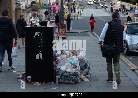 Edinburgh, Großbritannien. 23. August 2022. In der gesamten Hauptstadt Edinburgh stapeln sich während des andauernden Müllsammelstreiks Müll auf den Straßen. Die für die tägliche Abfallbeseitigung in der Stadt verantwortlichen öffentlichen Mitarbeiter befinden sich derzeit am fünften Tag eines zwölftägigen Streiks. 23. August 2022 (Foto: Hale Irwin/SIPA USA) Quelle: SIPA USA/Alamy Live News Stockfoto