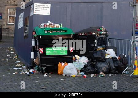 Edinburgh, Großbritannien. 23. August 2022. In der gesamten Hauptstadt Edinburgh stapeln sich während des andauernden Müllsammelstreiks Müll auf den Straßen. Die für die tägliche Abfallbeseitigung in der Stadt verantwortlichen öffentlichen Mitarbeiter befinden sich derzeit am fünften Tag eines zwölftägigen Streiks. 23. August 2022 (Foto: Hale Irwin/SIPA USA) Quelle: SIPA USA/Alamy Live News Stockfoto