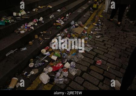 Edinburgh, Großbritannien. 23. August 2022. In der gesamten Hauptstadt Edinburgh stapeln sich während des andauernden Müllsammelstreiks Müll auf den Straßen. Die für die tägliche Abfallbeseitigung in der Stadt verantwortlichen öffentlichen Mitarbeiter befinden sich derzeit am fünften Tag eines zwölftägigen Streiks. 23. August 2022 (Foto: Hale Irwin/SIPA USA) Quelle: SIPA USA/Alamy Live News Stockfoto