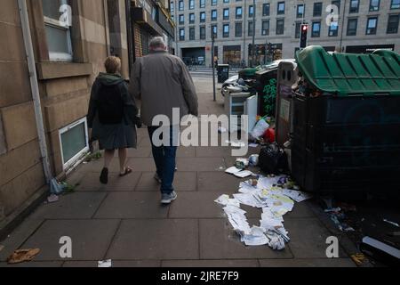 Edinburgh, Großbritannien. 23. August 2022. In der gesamten Hauptstadt Edinburgh stapeln sich während des andauernden Müllsammelstreiks Müll auf den Straßen. Die für die tägliche Abfallbeseitigung in der Stadt verantwortlichen öffentlichen Mitarbeiter befinden sich derzeit am fünften Tag eines zwölftägigen Streiks. 23. August 2022 (Foto: Hale Irwin/SIPA USA) Quelle: SIPA USA/Alamy Live News Stockfoto