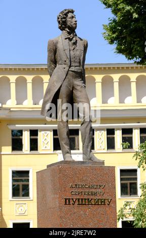 Taschkent Usbekistan - Statue von Alexander Puschkin - russischer Dichter und Autor im Babur-Park in Taschkent gesehen am 2022. August Stockfoto