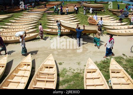 Manikganj, Dhaka, Bangladesch. 24. August 2022. Hunderte von handgefertigten Holzbooten stehen auf dem größten Bootsmarkt von Bangladesch in Manikgonj, Bangladesch, zum Verkauf. Wird von den Einheimischen während des Monsuns verwendet Wenn starke Niederschläge das Flussufer zum Platzen bringen, kostet jedes Schiff zwischen Â£30 und Â£80, abhängig von seiner Größe und der Qualität der verwendeten Materialien. Die Menschen strömten auf den Freiluftmarkt, um Boote zu kaufen, um sich auf die kommende Regenzeit vorzubereiten. Kredit: ZUMA Press, Inc./Alamy Live Nachrichten Stockfoto