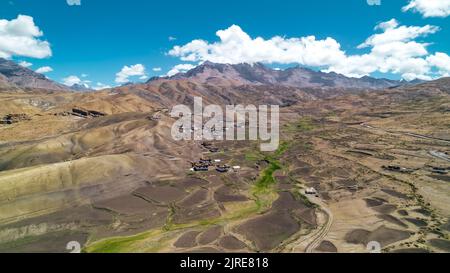 Luftpanoramic Landschaft von Langza Village im Spiti Valley von Himachal Pradesh Indien im Sommer Stockfoto