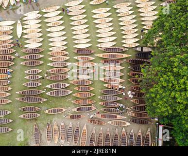 Manikganj, Dhaka, Bangladesch. 24. August 2022. Hunderte von handgefertigten Holzbooten stehen auf dem größten Bootsmarkt von Bangladesch in Manikgonj, Bangladesch, zum Verkauf. Wird von den Einheimischen während des Monsuns verwendet Wenn starke Niederschläge das Flussufer zum Platzen bringen, kostet jedes Schiff zwischen Â£30 und Â£80, abhängig von seiner Größe und der Qualität der verwendeten Materialien. Die Menschen strömten auf den Freiluftmarkt, um Boote zu kaufen, um sich auf die kommende Regenzeit vorzubereiten. Kredit: ZUMA Press, Inc./Alamy Live Nachrichten Stockfoto