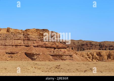 Es ist ein erosives Felsfragment, das sich gegen die steinerne Landschaft der farbenfrohen Arava-Wüste in Israel stellt. Stockfoto