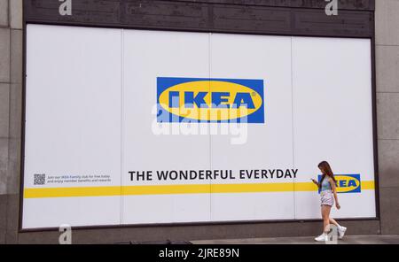 London, Großbritannien. 24.. August 2022. Eine Frau geht am Schaufenster des neuen IKEA-Stores am ehemaligen Standort Topshop in der Oxford Street vorbei, der 2023 eröffnet werden soll. Kredit: Vuk Valcic/Alamy Live Nachrichten Stockfoto