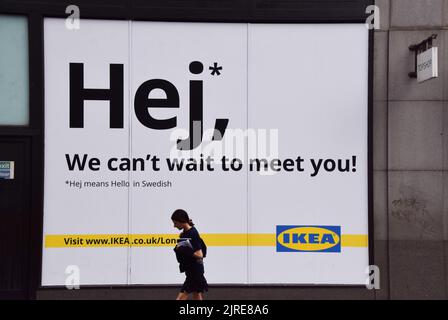 London, Großbritannien. 24.. August 2022. Eine Frau geht am Schaufenster des neuen IKEA-Stores am ehemaligen Standort Topshop in der Oxford Street vorbei, der 2023 eröffnet werden soll. Kredit: Vuk Valcic/Alamy Live Nachrichten Stockfoto