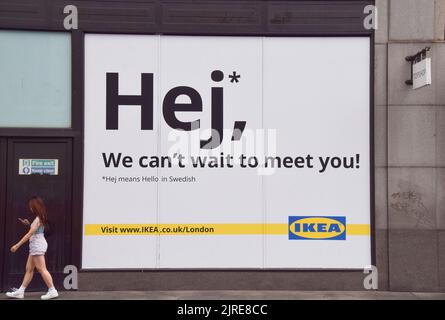 London, Großbritannien. 24.. August 2022. Eine Frau geht am Schaufenster des neuen IKEA-Stores am ehemaligen Standort Topshop in der Oxford Street vorbei, der 2023 eröffnet werden soll. Kredit: Vuk Valcic/Alamy Live Nachrichten Stockfoto