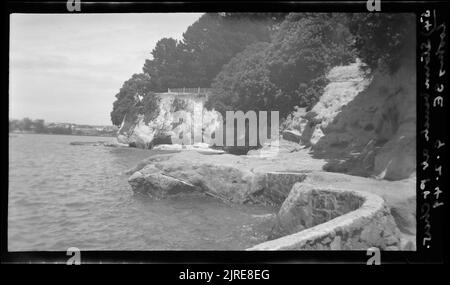 Stone Beach at Point Chevalier, looking South East - 9. Februar 1949, 09. Februar 1949, von Leslie Adkin. Stockfoto