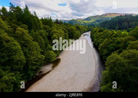 Erhöhter Blick über den Fluss Tummel, in der Nähe von Pitlochry, Perth und Kinross, Schottland, Großbritannien Stockfoto