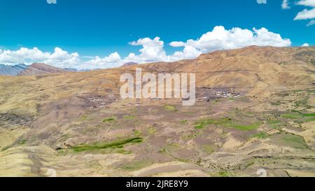 Luftlandschaft des Dorfes Hikkim in den Bergen des Spiti-Tals im Sommer Stockfoto