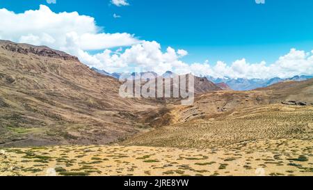 Weite Panoramalandschaft mit trockenen, verlassenen Bergen im Spiti Valley in Nordindien im Sommer Stockfoto