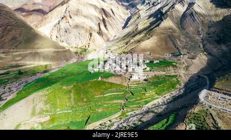 Panorama-Luftlandschaft von Mud Village im Pin Valley von Nordindien im Sommer in den Bergen des Himalaya Stockfoto