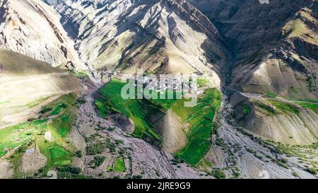 Weite Panorama-Luftlandschaft von Mud Village im Pin Valley von Nordindien im Sommer Stockfoto