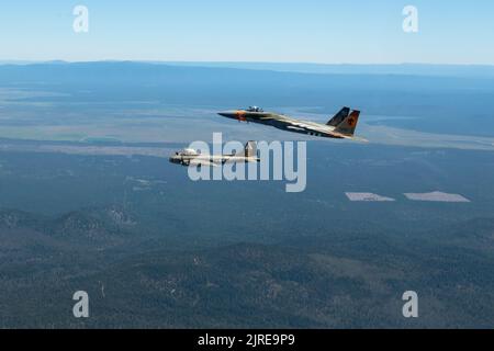 Der Oberst der US-Luftwaffe, Jason Nalepa, Kommandant der 173. Fighter Wing Operations Group, fliegt den 173. FW 'Heritage Jet' F-15 in Formation mit einer B-17 Flying Fortress während der Sentry Eagle Open House Veranstaltung am 24. Juni 2022 in der Nähe des Kingsley Field in Klamath Falls, Oregon. Dieses Foto ist besonders bedeutsam, da es den Luftrahmen zeigt, auf dem der Namensvetter der Einheit, 2. LT. David R. Kingsley, während des Zweiten Weltkriegs umkam (USA Foto der Air National Guard von Staff Sgt. Penny Snoozy) (Dieses Bild wurde mit digitalen Blendentechniken erstellt) Stockfoto