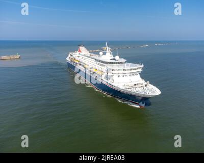 Das Schiff Balmoral ruft während der Sommerkreuzfahrt 2022 in Liepaja an. Schiff nähert sich dem Wellenbrecher des Hafens Liepaja. Stockfoto