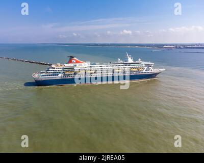 Das Schiff Balmoral ruft während der Sommerkreuzfahrt 2022 in Liepaja an. Schiff nähert sich dem Wellenbrecher des Hafens Liepaja. Luftdrohnenfoto Stockfoto