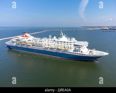 Das Schiff Balmoral ruft während der Sommerkreuzfahrt 2022 in Liepaja an. Schiff nähert sich dem Wellenbrecher des Hafens Liepaja. Luftdrohnenfoto Stockfoto