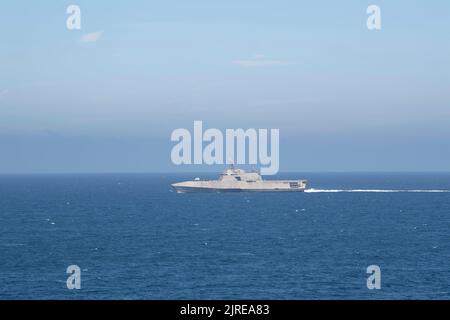 220811-N-FO865-1011 PAZIFISCHER OZEAN (11. August 2022) – das Küstenkampfschiff USS Kansas City (LCS 22) dampft neben dem amphibischen Transportdockschiff USS John P. Murtha (LPD 26), August 11.¬LCSS sind schnelle, agile, fokussierte Missionsplatten, die für Einsätze in Küstennähe konzipiert und dennoch für den Einsatz im offenen Ozean geeignet sind. Kansas City führt derzeit Routineoperationen in der US 3.-Flotte durch. (USA Navy Foto von Mass Communication Specialist 1. Class Brandon Woods) Stockfoto