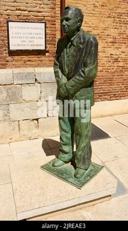 Skulptur Javier Cortes Alvarez de Miranda vor der umgebauten Kirche, in der sich das Museum der römischen Villa Olmeda Saldaña Kastilien und Leon Spanien befindet Stockfoto