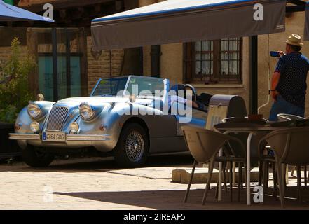 Das klassische silberne Jaguar XK140-Auto parkte auf der Plaza de Marques neben dem Crooked House Restaurant Saldana Saldaña Palencia Castile and Leon Spain Stockfoto