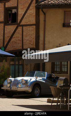 Das klassische silberne Jaguar XK140-Auto parkte auf der Plaza de Marques neben dem Crooked House Restaurant Saldana Saldaña Palencia Castile and Leon Spain Stockfoto