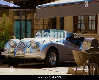 Das klassische silberne Jaguar XK140-Auto parkte auf der Plaza de Marques neben dem Crooked House Restaurant Saldana Saldaña Palencia Castile and Leon Spain Stockfoto