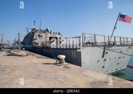 220815-N-NR343-1260 MARINESTÜTZPUNKT ROTA, Spanien (Aug 15, 2022) das Freiheitsvariante-Küstenkampfschiff USS Sioux City (LCS 11) vertäute auf der Marinestation Rota, Spanien, am 15. August 2022. Sioux City befindet sich im geplanten Einsatzgebiet der US Naval Forces Europe, das von der Sechsten Flotte der USA eingesetzt wird, um die Interessen der USA, der Alliierten und der Partner zu verteidigen. (USA Navy Foto von Mass Communication Specialist 3. Klasse Nichola A. Russell) Stockfoto