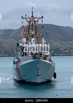 Die Sentinel-Klasse-Besatzung des Schnellreaktionsschneiders USCGC Oliver Henry (WPC 1140) kommt am 23. August 2022 nach einer Patrouille in Teilen des Korallenmeeres und der ausschließlichen Wirtschaftszonen der Salomonen und PNG zu einem Hafenbesuch in Port Moresby an. Die US-Küstenwache führt im Rahmen der Operation Blue Pacific einen Routineeinsatz in Ozeanien durch, arbeitet mit Alliierten zusammen, baut das Bewusstsein für maritime Gebiete auf und teilt Best Practices mit den Marine- und Küstenwachen der Partnerstaaten. (USA Foto der Küstenwache von LT. Col. Karl Weth) Stockfoto