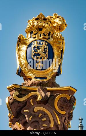 Goldener Nassauer Löwe auf dem Marktbrunnen in Wiesbaden, Deutschland und Wappen, Deutschland Stockfoto