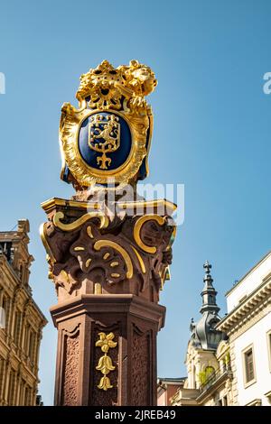Goldener Nassauer Löwe auf dem Marktbrunnen in Wiesbaden, Deutschland und Wappen, Deutschland Stockfoto