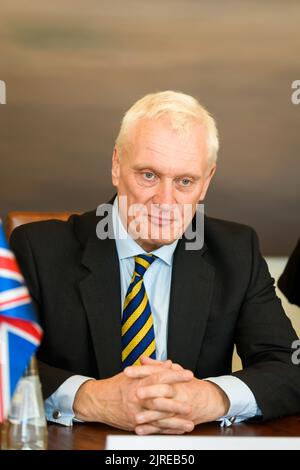 RIGA, LETTLAND. 24.. August 2022. Graham Stuart (auf dem Foto), Staatsminister für Europa des Vereinigten Königreichs, trifft sich mit dem lettischen Außenminister Edgars Rinkevics. Stockfoto