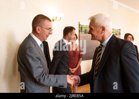 RIGA, LETTLAND. 24.. August 2022. Graham Stuart (R), Staatsminister für Europa des Vereinigten Königreichs, trifft sich mit Edgars Rinkevics (L), dem lettischen Außenminister. Stockfoto