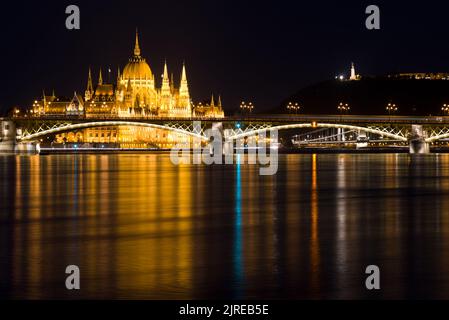 Margaretenbrücke und Parlamentsgebäude in Budapest bei Nacht Stockfoto