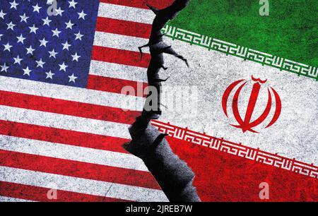 Iran gegen USA Flaggen an einer Wand mit einem Riss. USA und Iran politische Konflikte, Wirtschaft, Kriegskrise, Beziehungen, Sanktionskonzept Stockfoto