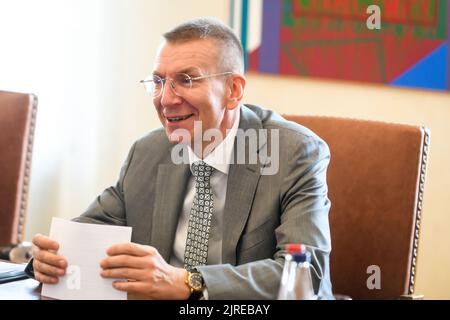 RIGA, LETTLAND. 24.. August 2022. Graham Stuart, Staatsminister für Europa des Vereinigten Königreichs, trifft sich mit Edgars Rinkevics (Foto), dem lettischen Außenminister. Stockfoto