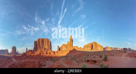 Landschaftlich schöner Blick auf die Mittens butte im Monument Valley vom Besucherzentrum am frühen Morgen, USA Stockfoto