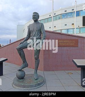 Statue von Jimmy Armfield (James Christopher Armfield) in der Bloomfield Road, Blackpool, Lancs, England, Großbritannien, FY1 6JJ, vom Bildhauer Les Johnson Stockfoto