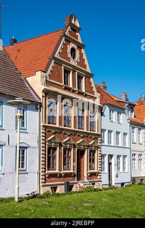 Glückstadt, Schleswig- Holstein Deutschland- 06 03 2022: Blick auf die historische Fassade eines alten Hauses in Glückstadt an der Elbe Stockfoto