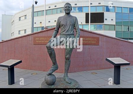 Statue von Jimmy Armfield (James Christopher Armfield) in der Bloomfield Road, Blackpool, Lancs, England, Großbritannien, FY1 6JJ, vom Bildhauer Les Johnson Stockfoto