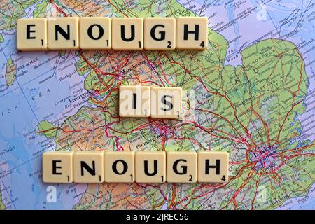 Genug ist genug, scrabble Buchstaben auf einer Karte des Vereinigten Königreichs Stockfoto