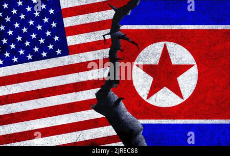 USA gegen Nordkorea flaggen an einer Wand mit einem Riss. Vereinigte Staaten von Amerika und Nordkorea politischer Konflikt, Kriegskrise, Beziehungskonzept Stockfoto