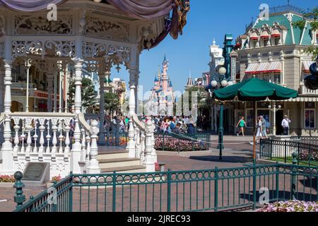 Das Disneyland Paris und das Schloss an der Hauptstraße Stockfoto